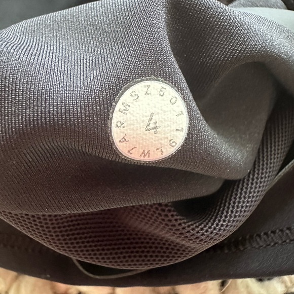 Lululemon In Movement Biker Shorts Everlux 2.5" Size 4 in Black. - Picture 8 of 9